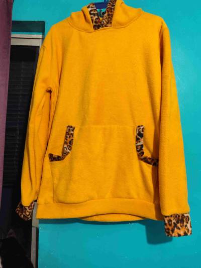 Polerón amarillo con capucha estampado animal prin - miniatura 1