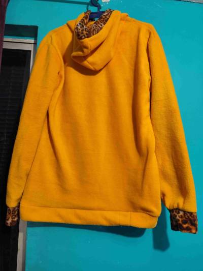 Polerón amarillo con capucha estampado animal prin - miniatura 2