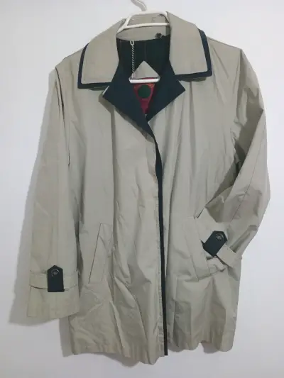 Abrigo beige con detalles oscuros - miniatura 1