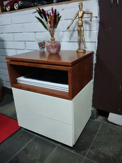 Mesa de noche bicolor con gavetas - miniatura 1