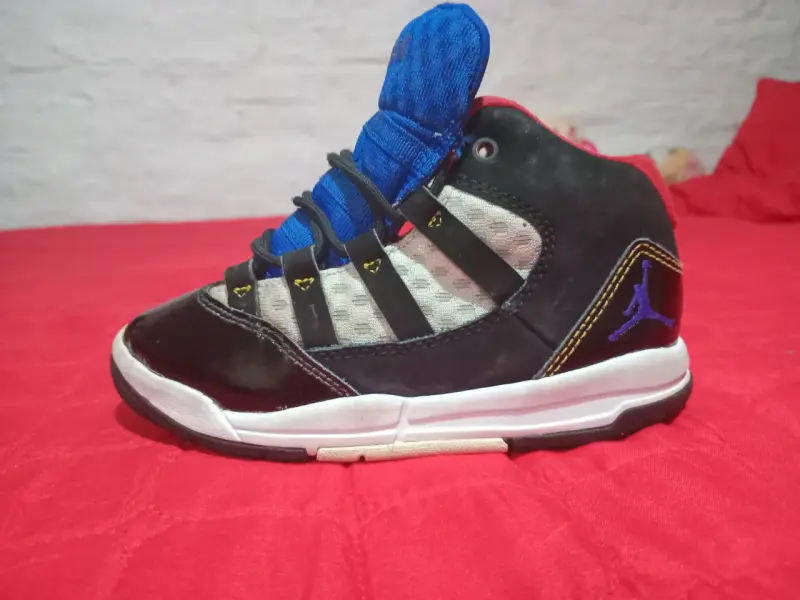 Zapatilla negra con logo