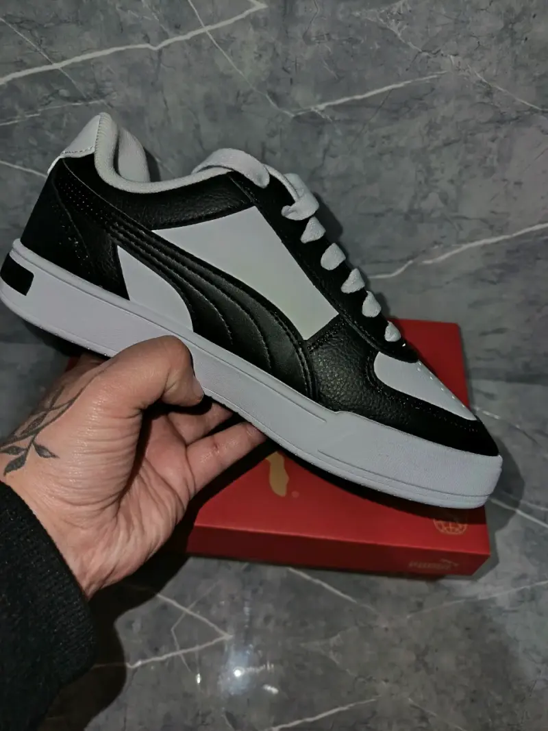 Zapatillas deportivas blancas y negras