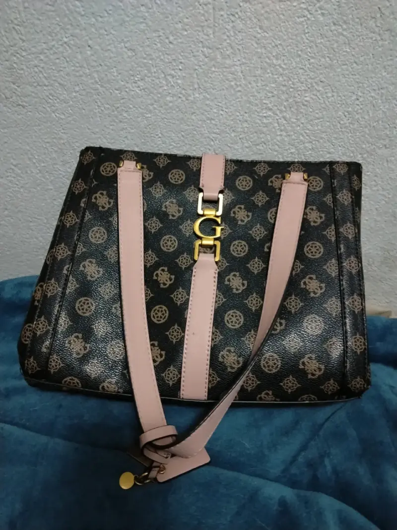 Cartera estampada café oscuro con rosa - 1