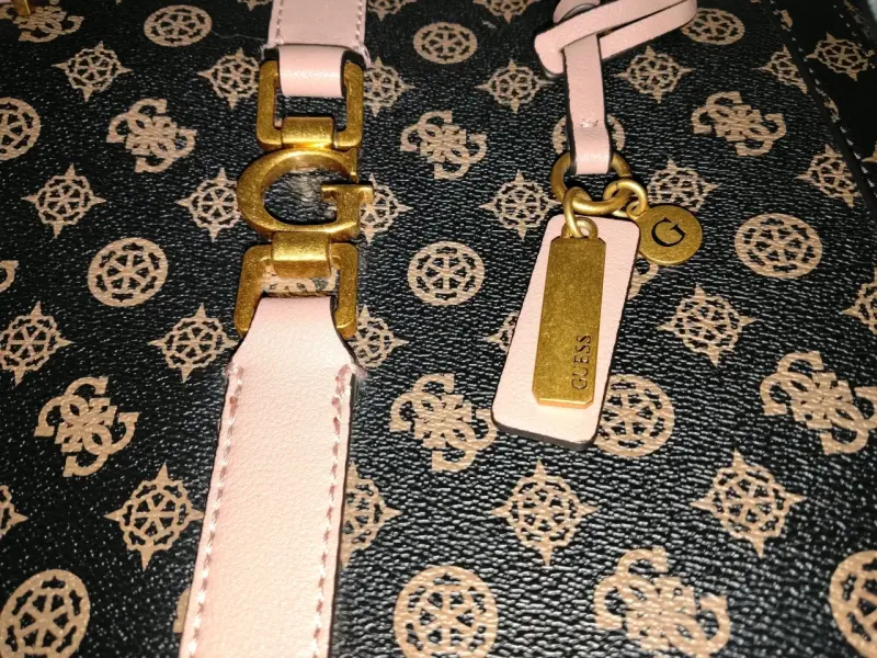 Cartera estampada café oscuro con rosa - 2