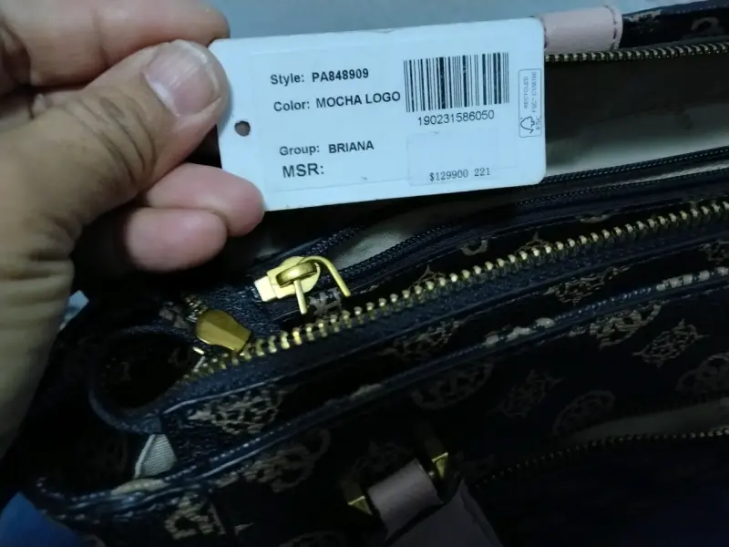 Cartera estampada café oscuro con rosa - 3