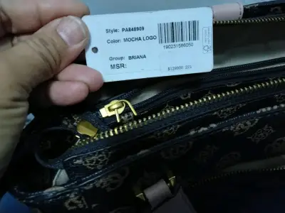 Cartera estampada café oscuro con rosa - miniatura 3