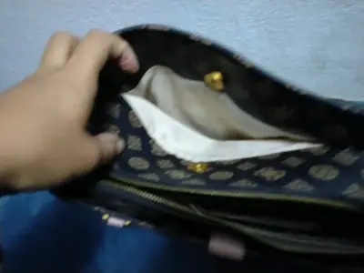 Cartera estampada café oscuro con rosa - miniatura 4