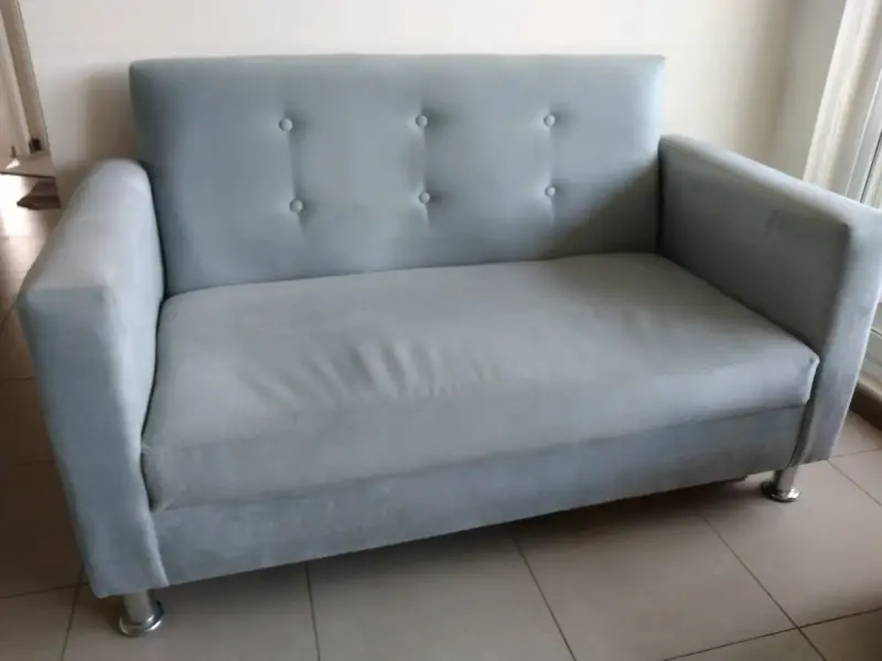 Sofá de dos plazas gris claro