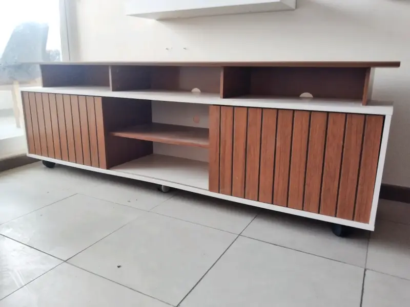 Mueble TV madera y blanco con ruedas - 1