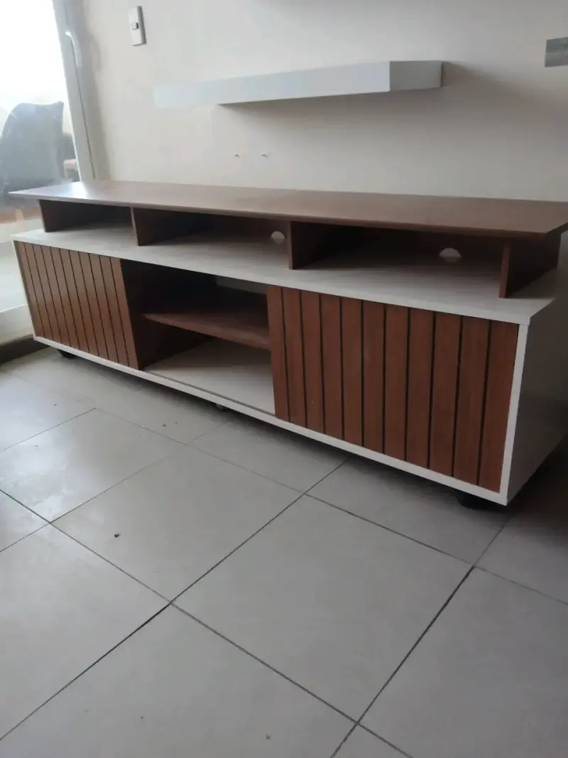 Mueble TV madera y blanco con ruedas - 2
