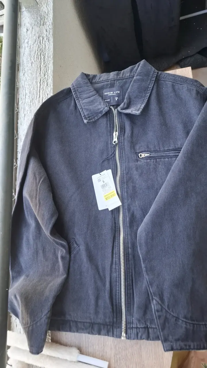 Chaqueta vaquera azul con cierre