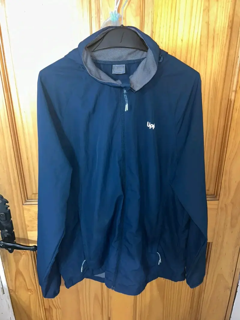 Chaqueta azul con capucha - 2