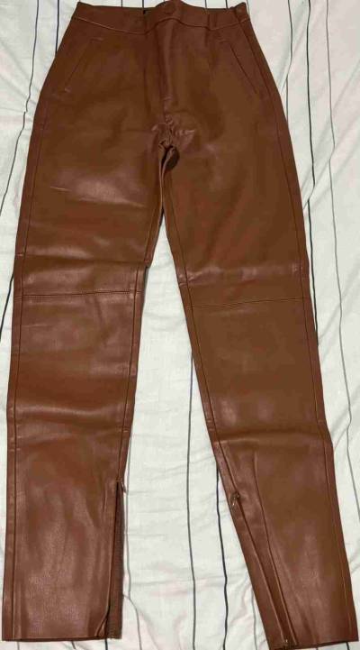 Pantalones marrones de cuero sintético - miniatura 1