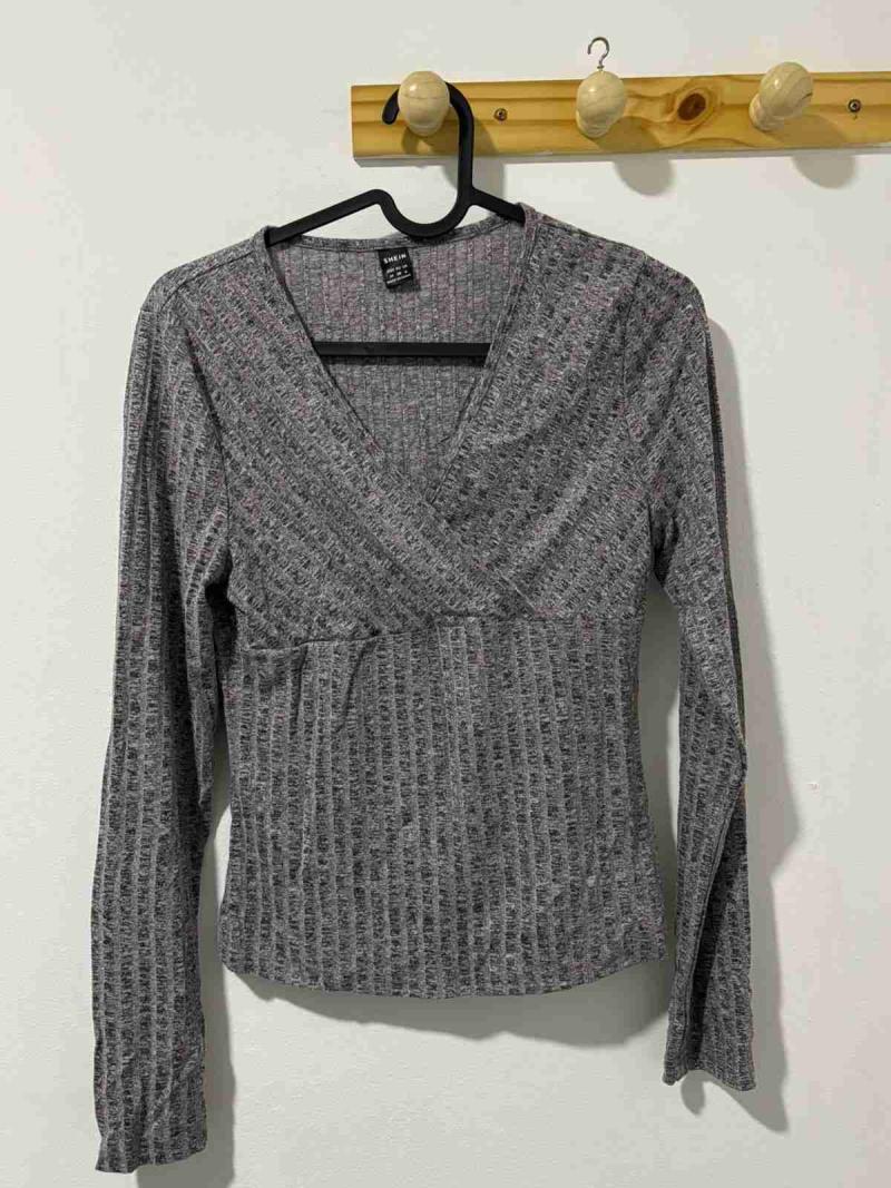 Polera gris de manga larga