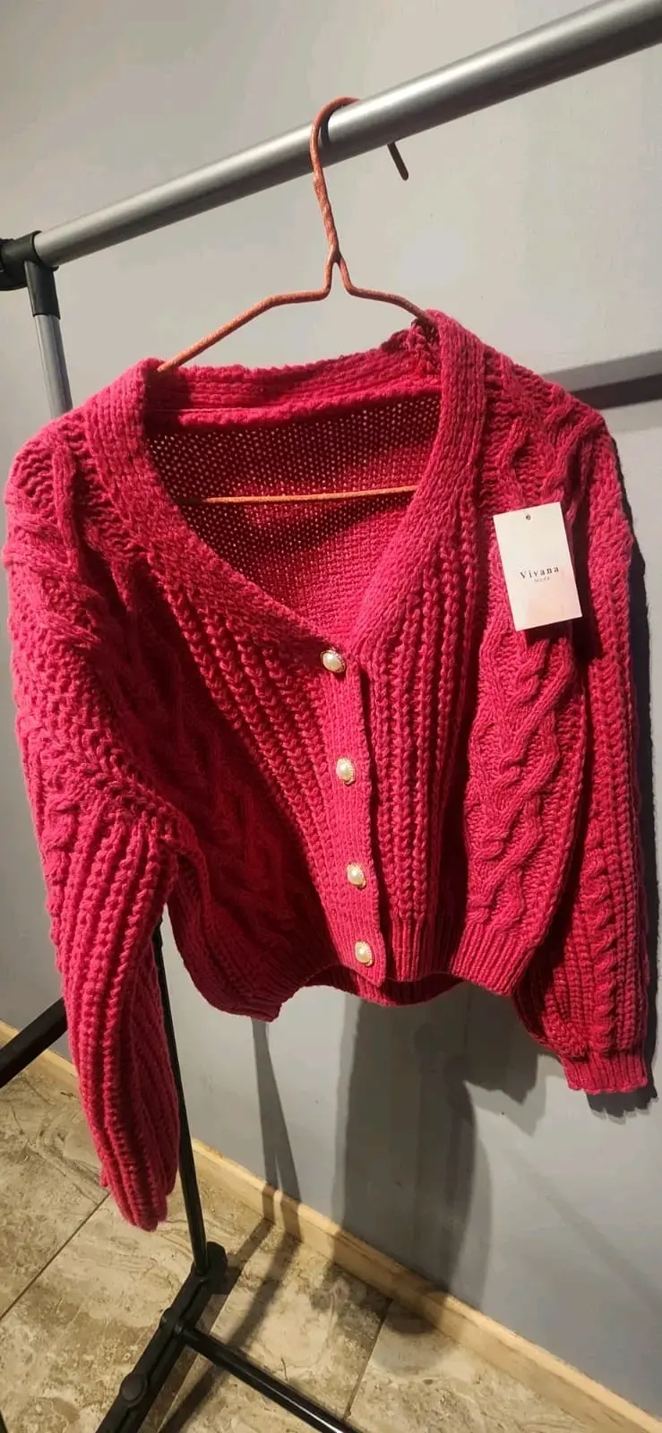 Cardigan rosado con etiqueta