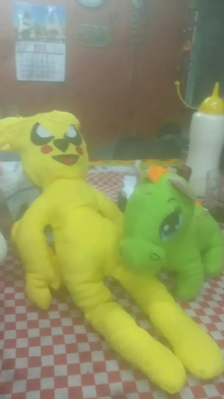 Peluche amarillo divertido - 4