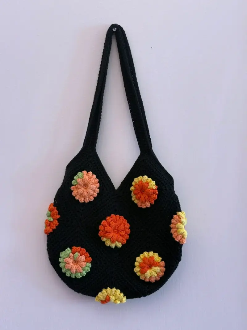 Bolso tejido negro con flores