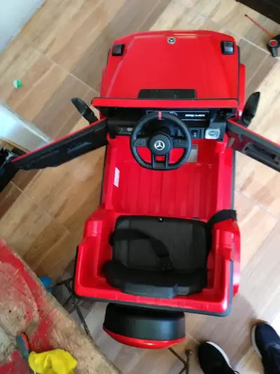 Auto eléctrico infantil Mercedes AMG rojo - miniatura 6