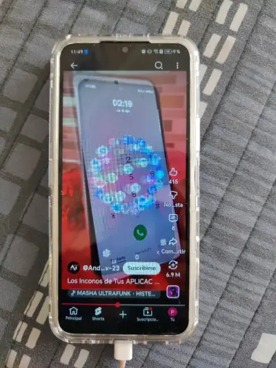Teléfono celular con funda transparente - miniatura 1