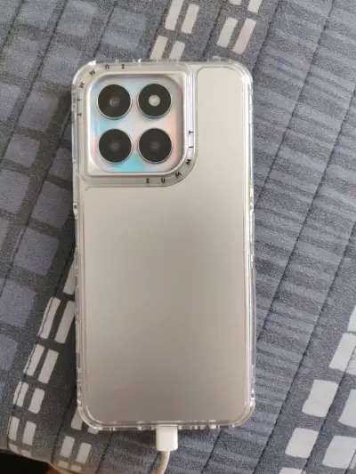 Teléfono celular con funda transparente - miniatura 2