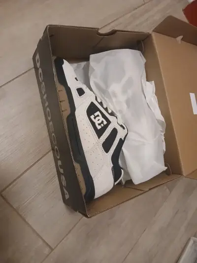 Zapatillas DC blancas y negras - miniatura 4