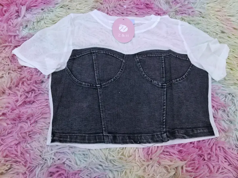 Polera blanca con corsé gris