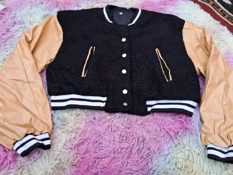 Chaqueta bomber negra y beige