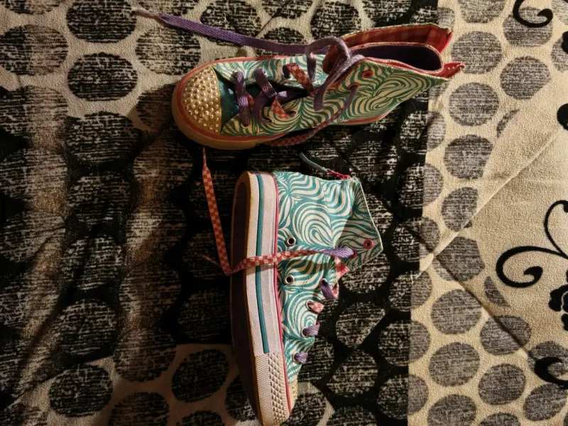 Zapatilla alta multicolor con brillos y luces - 4
