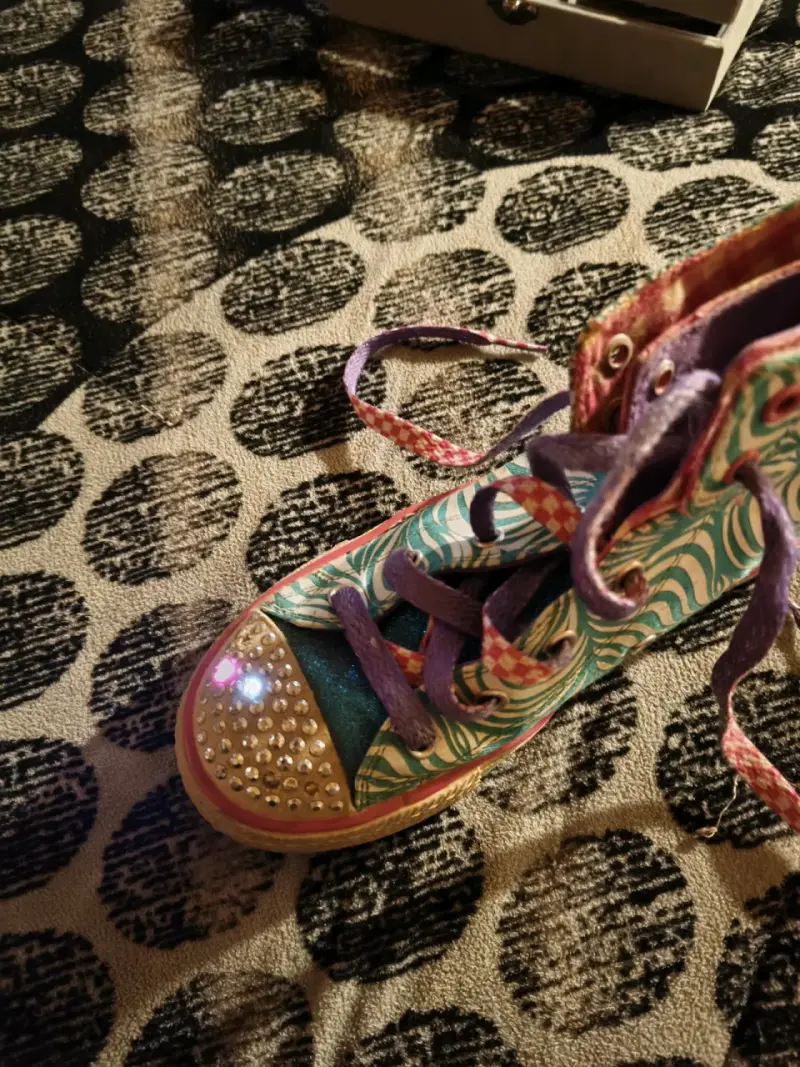 Zapatilla alta multicolor con brillos y luces - 5