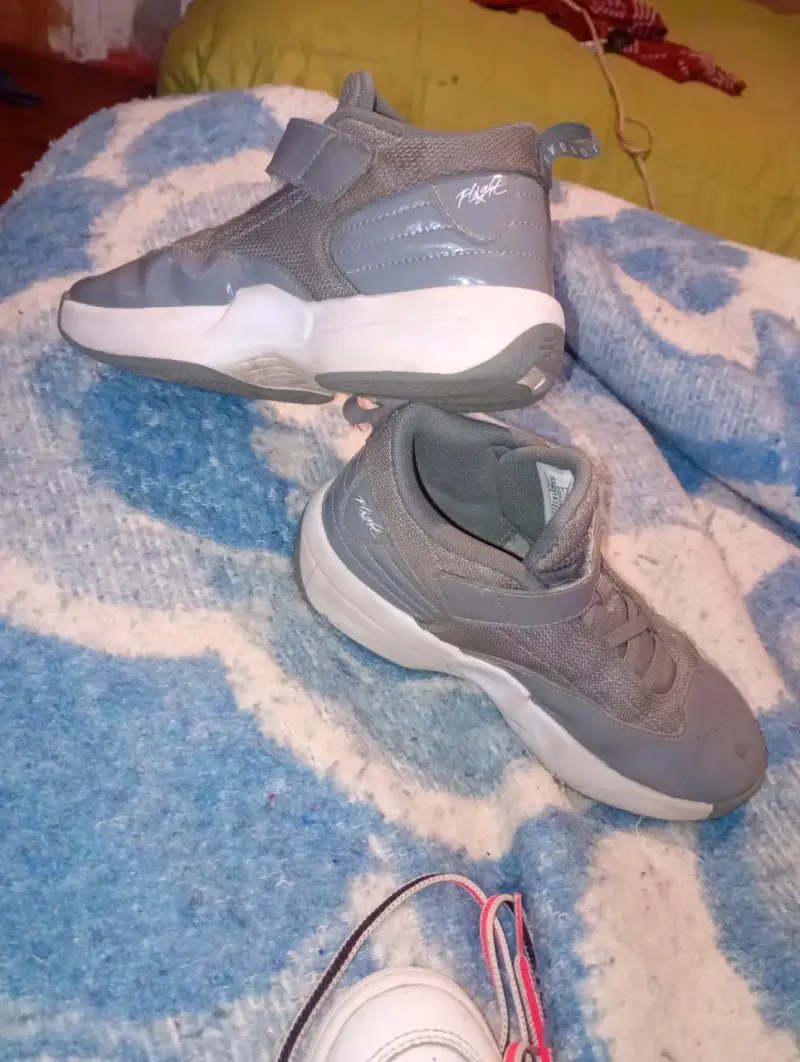 Zapatillas grises deportivas - 1