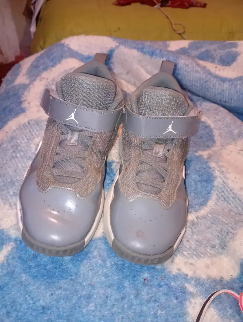 Zapatillas grises deportivas - 2