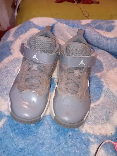Zapatillas grises deportivas - miniatura 2