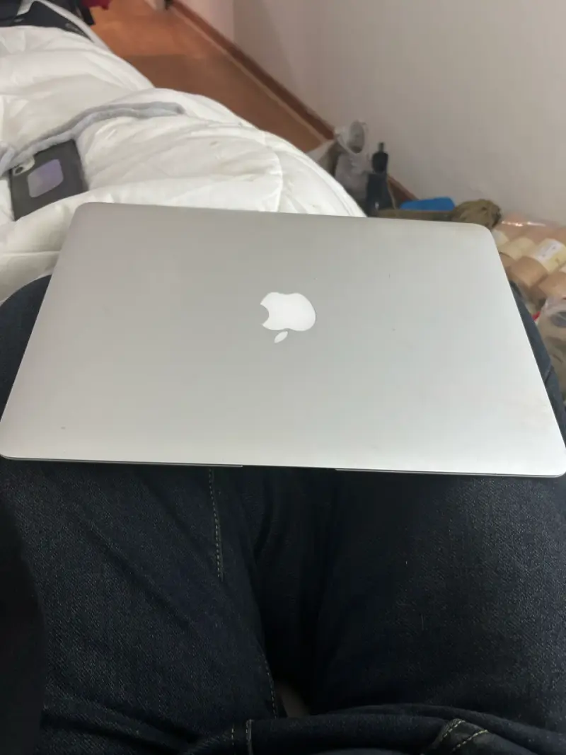 MacBook plateado en buen estado - 1