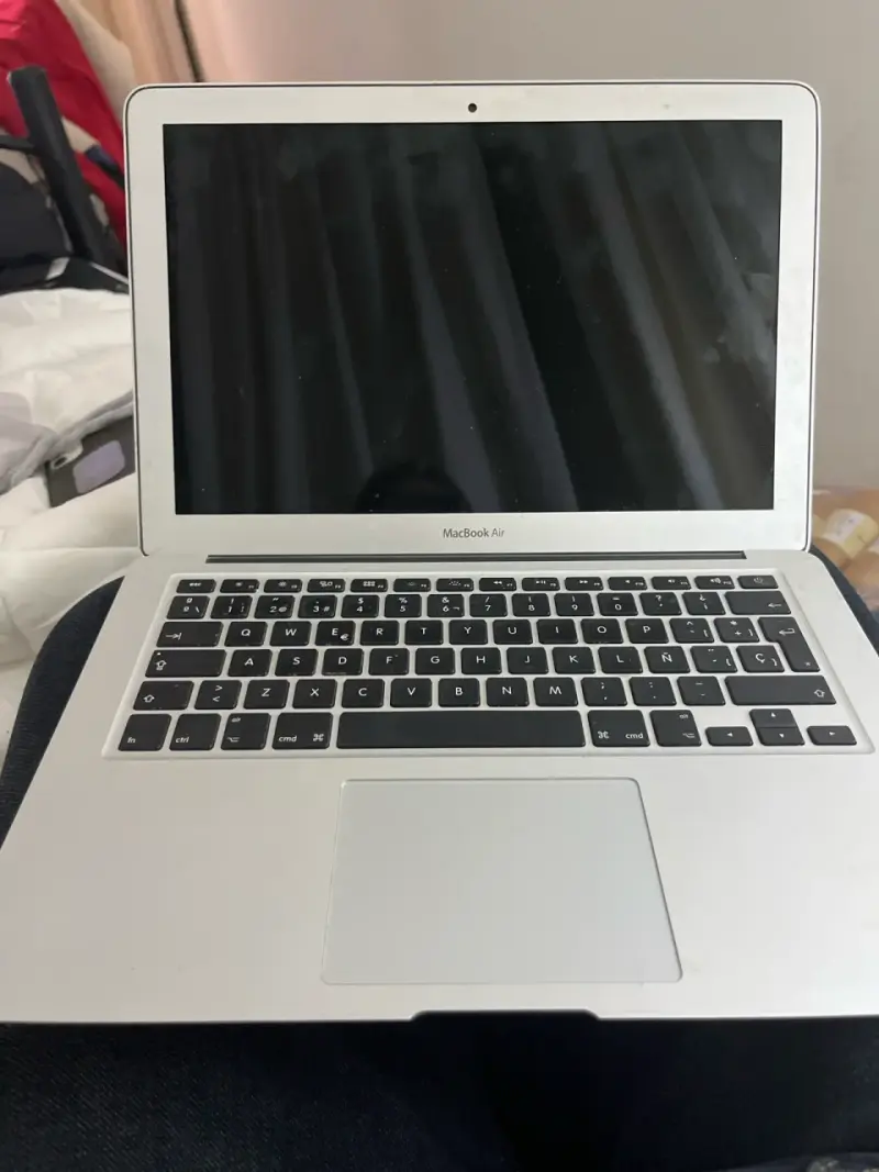 MacBook plateado en buen estado - 2