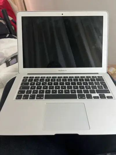 MacBook plateado en buen estado - miniatura 2