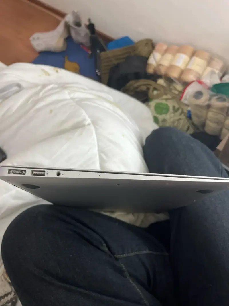 MacBook plateado en buen estado - 3