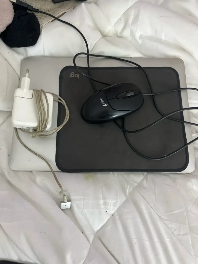 MacBook plateado en buen estado - 4
