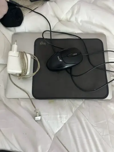 MacBook plateado en buen estado - miniatura 4