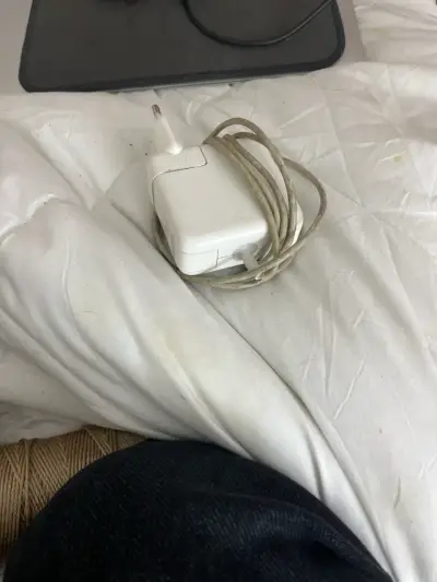 MacBook plateado en buen estado - miniatura 5