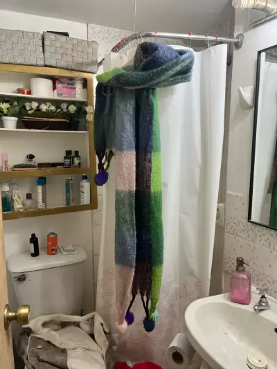 Bufanda multicolor con pompones - miniatura 2