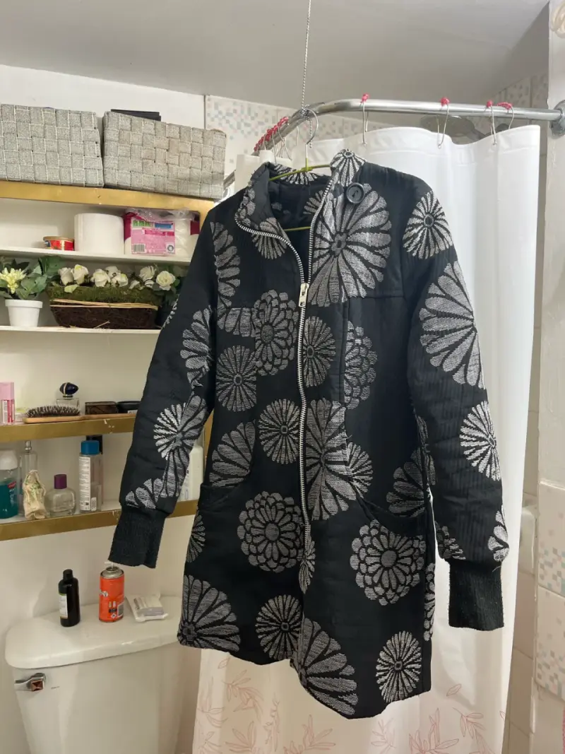Abrigo negro con estampado floral - 1