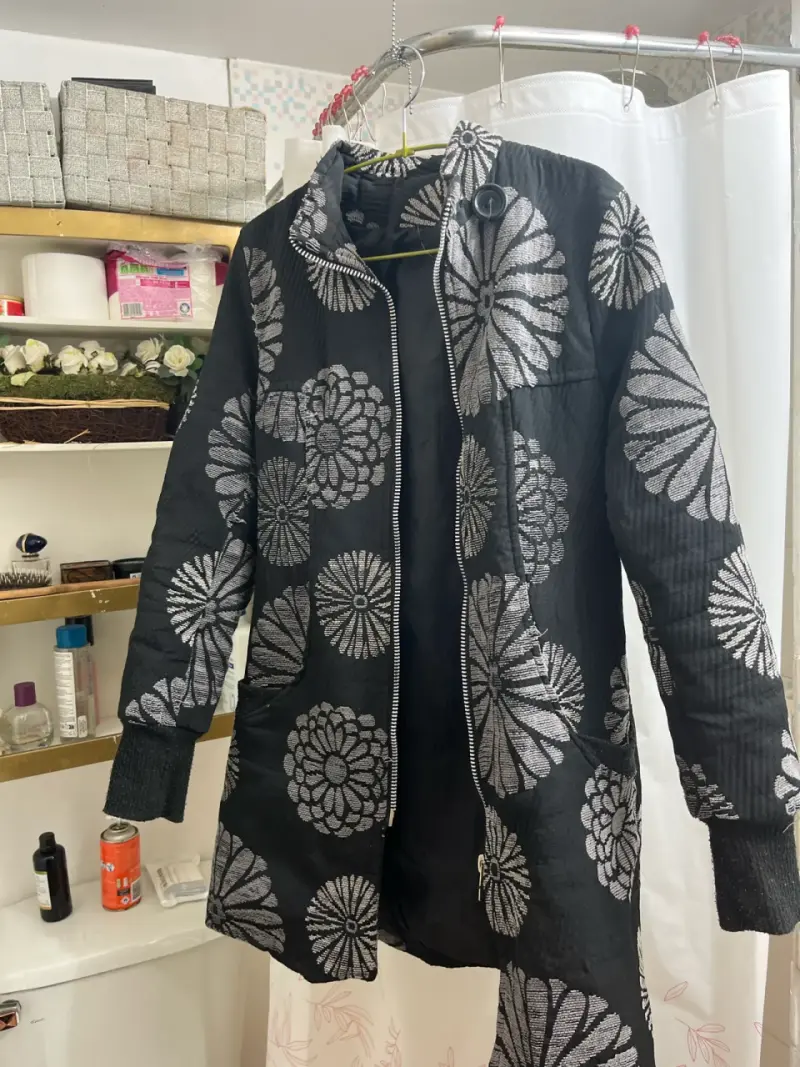 Abrigo negro con estampado floral - 2