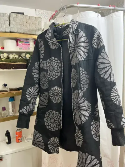 Abrigo negro con estampado floral - miniatura 2