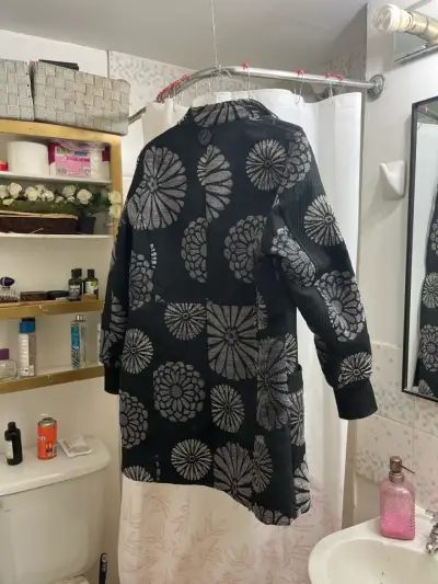 Abrigo negro con estampado floral - miniatura 3
