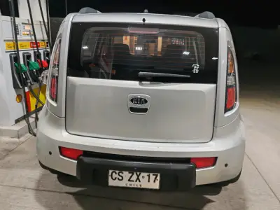 Auto Kia Soul plateado - miniatura 1