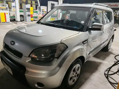 Auto Kia Soul plateado - miniatura 2