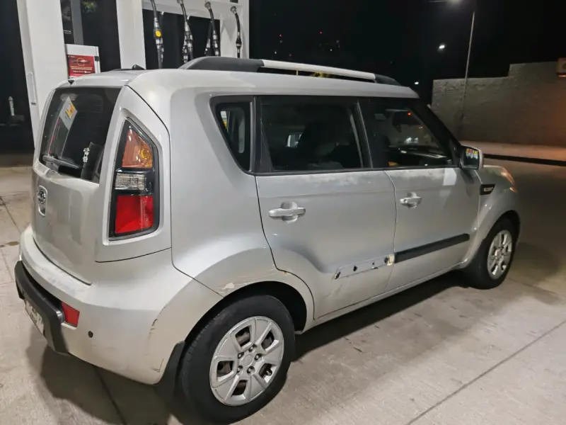 Auto Kia Soul plateado - 3
