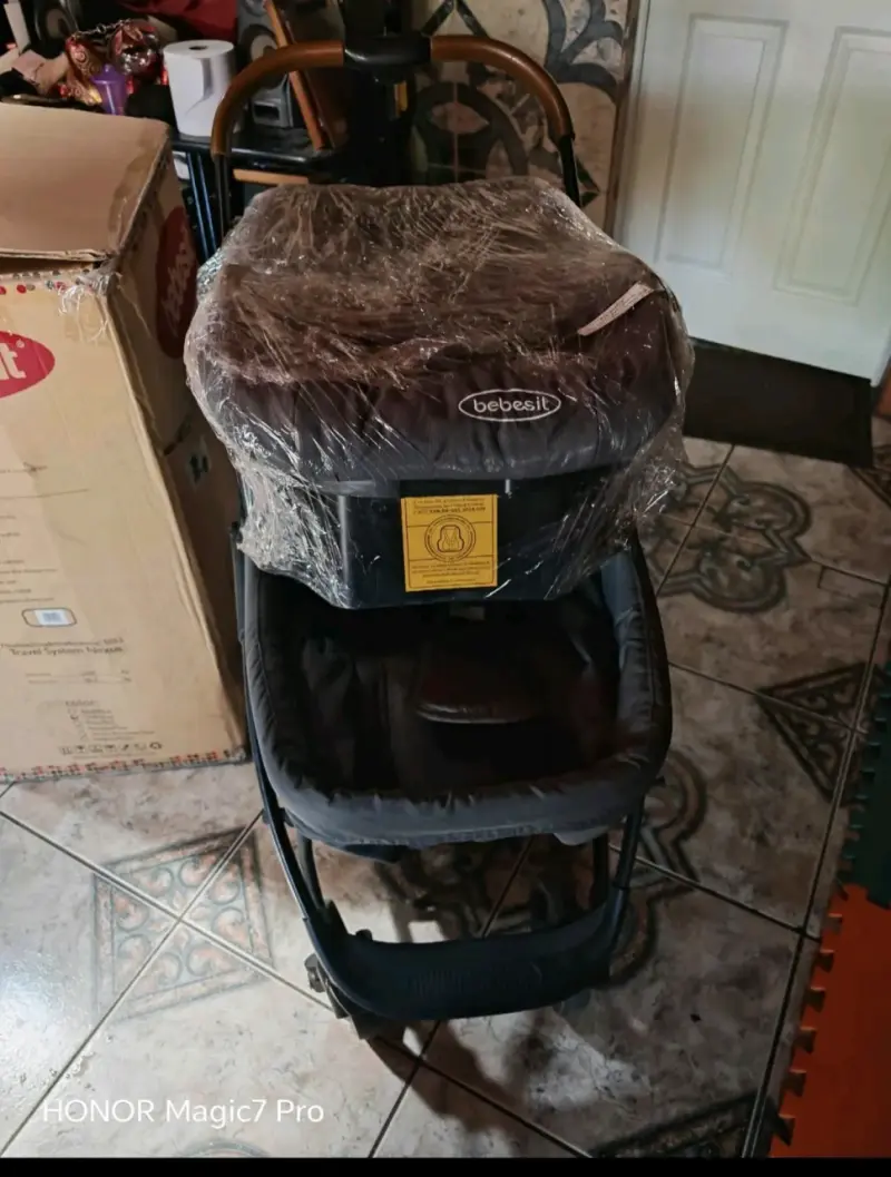 Coche de bebé gris con silla - 2