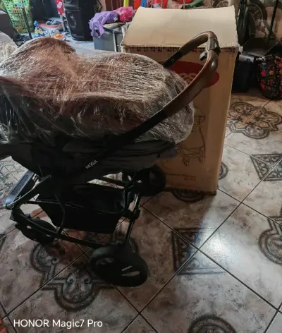 Coche de bebé gris con silla - miniatura 4