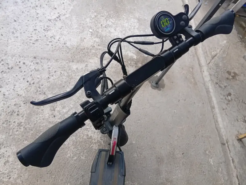 Scooter eléctrico con pantalla LCD - 1